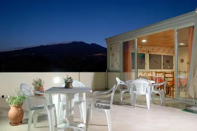 Vista generica sulle montagne o vista sulle montagne dall'interno del bed & breakfast