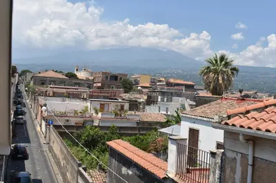 Vista generica sulle montagne o vista sulle montagne dall'interno della casa vacanze