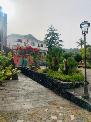 Giardino di Villa Alessio - Case Vacanza con Piscina sull'Etna