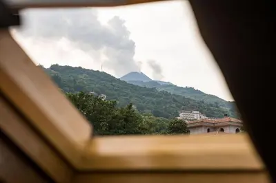 Vista generica sulle montagne o vista sulle montagne dall'interno della casa vacanze