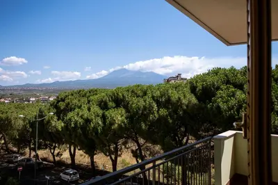 Vista generica sulle montagne o vista sulle montagne dall'interno del bed & breakfast