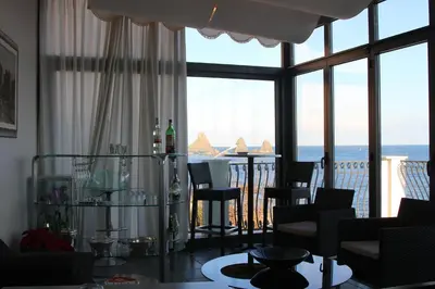 Vista generica sul mare o vista sul mare dall'interno del bed & breakfast