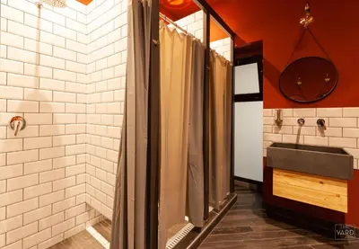Bagno di The Yard Hostel