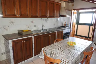 Cucina o angolo cottura di Mansarda sul mare dei Ciclopi