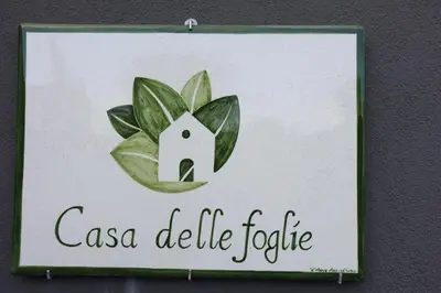 Certificato, attestato, insegna o altro documento esposto da Casa delle foglie