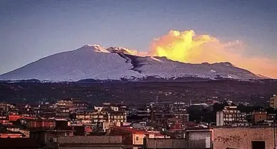 Vista generica sulle montagne o vista sulle montagne dall'interno della casa vacanze