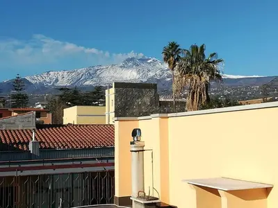Vista generica sulle montagne o vista sulle montagne dall'interno della casa vacanze