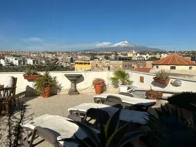 Vista generica sulle montagne o vista sulle montagne dall'interno dell'appartamento