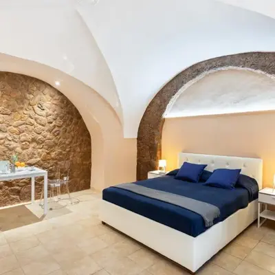 GuestHost - Cerami Studio Flat