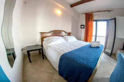 Letto o letti in una camera di Charming apartment in Capo Mulini with sea view - 50 m²