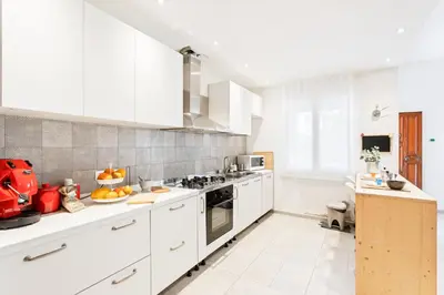 Cucina o angolo cottura di GuestHost - Luminoso Nuovalucello Apart- Giardino e Parcheggio privato