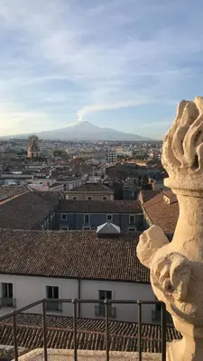 Vista generica sulle montagne o vista sulle montagne dall'interno della casa vacanze