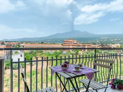 Vista generica sulle montagne o vista sulle montagne dall'interno dell'appartamento