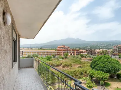 Vista generica sulle montagne o vista sulle montagne dall'interno dell'appartamento