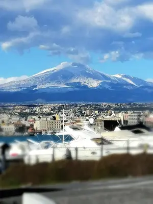 Vista generica sulle montagne o vista sulle montagne dall'interno dell'appartamento