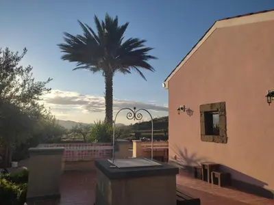 Vista generica sulle montagne o vista sulle montagne dall'interno della casa vacanze