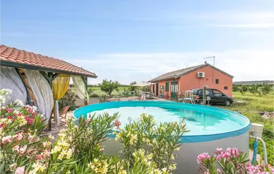 Piscina di 1 Bedroom Nice Home In Paternò o nelle vicinanze