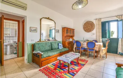 Area soggiorno di 1 Bedroom Nice Home In Paternò