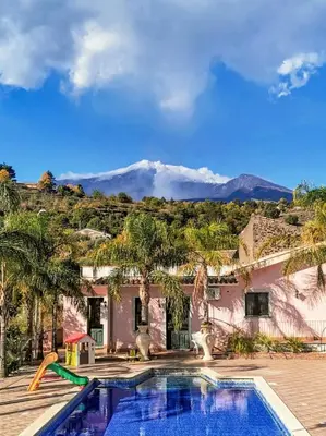 Vista generica sulle montagne o vista sulle montagne dall'interno della villa