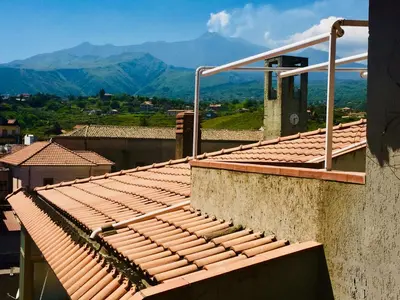 Vista generica sulle montagne o vista sulle montagne dall'interno dell'appartamento