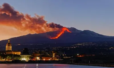 Vista generica sulle montagne o vista sulle montagne dall'interno dell'appartamento