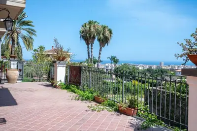 Vista generica sul mare o vista sul mare dall'interno dell'affittacamere