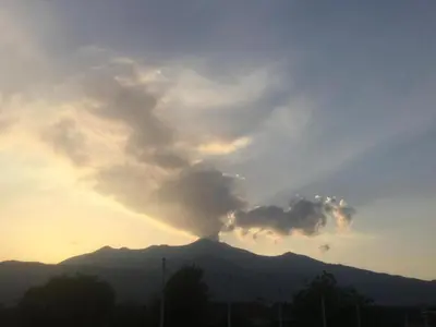 Vista generica sulle montagne o vista sulle montagne dall'interno della casa vacanze