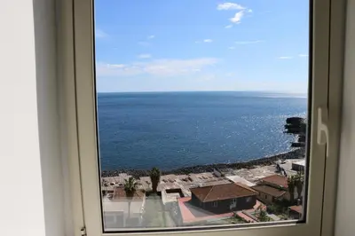 Vista generica sul mare o vista sul mare dall'interno dell'affittacamere