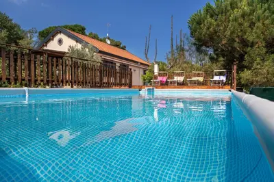 Piscina di La dimora del verde con piscina o nelle vicinanze