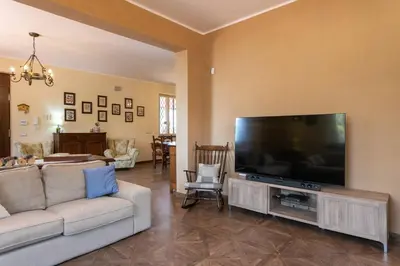 TV o dispositivi per l'intrattenimento presso La dimora del verde con piscina