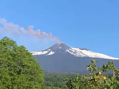 Vista generica sulle montagne o vista sulle montagne dall'interno dell'appartamento