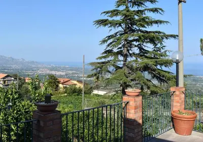 Paesaggio naturale nelle vicinanze della villa
