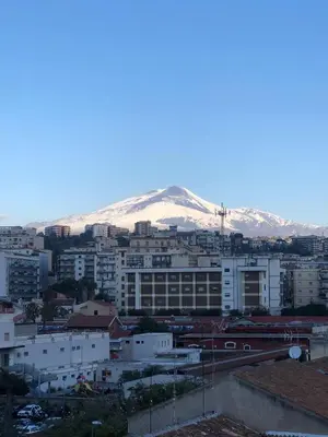 Vista generica sulle montagne o vista sulle montagne dall'interno dell'hotel