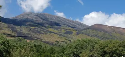 Vista generica sulle montagne o vista sulle montagne dall'interno dell'affittacamere