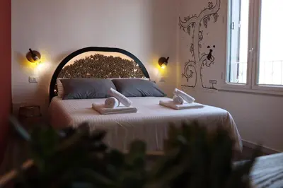 Letto o letti in una camera di Liotru Maisonne, rooms with en-suite bathroom and shared bathroom