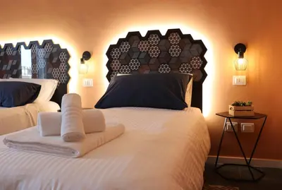 Letto o letti in una camera di Liotru Maisonne, rooms with en-suite bathroom and shared bathroom