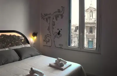 Letto o letti in una camera di Liotru Maisonne, rooms with en-suite bathroom and shared bathroom