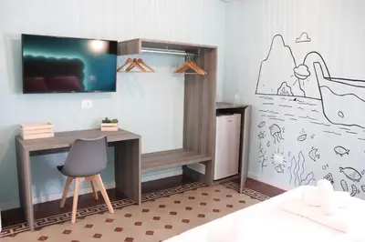 Letto o letti in una camera di Liotru Maisonne, rooms with en-suite bathroom and shared bathroom