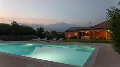 Vista generica sulle montagne o vista sulle montagne dall'interno della villa