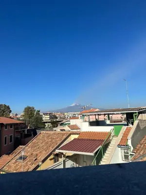 Vista generica sulle montagne o vista sulle montagne dall'interno dell'appartamento