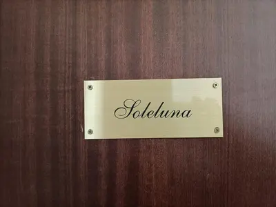 Certificato, attestato, insegna o altro documento esposto da Soleluna