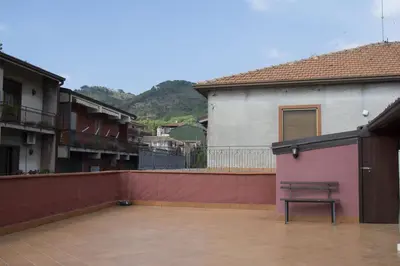 Vista generica sulle montagne o vista sulle montagne dall'interno della casa vacanze