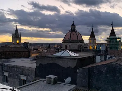Vista generica su Acireale o vista sulla città dall'interno dell'appartamento