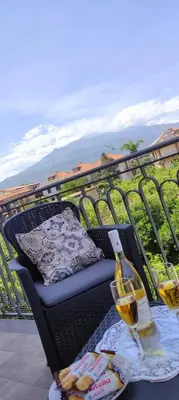 Vista generica sulle montagne o vista sulle montagne dall'interno della casa vacanze