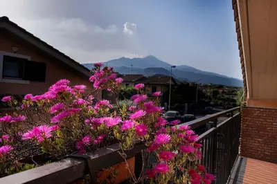 Vista generica sulle montagne o vista sulle montagne dall'interno dell'appartamento