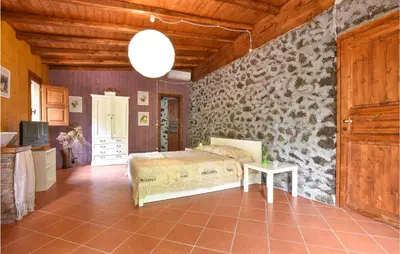 Area soggiorno di Lovely Home In Santa Venerina With Wifi