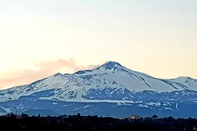 Vista generica sulle montagne o vista sulle montagne dall'interno della casa vacanze