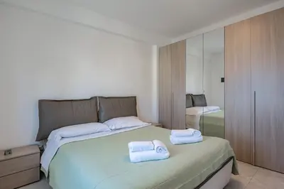 Letto o letti in una camera di GuestHost - Lovely Flat with Balcony and Private Parking