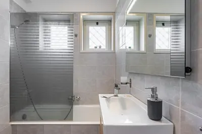 Bagno di GuestHost - Lovely Flat with Balcony and Private Parking