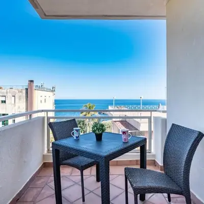 GuestHost - Lovely Flat with Balcony and Private Parking